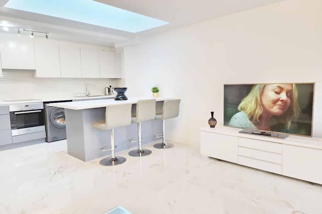Paradigm House, Stunning 2-Bedroom Apartment 1, Free Parking, 옥스퍼드 외부 사진