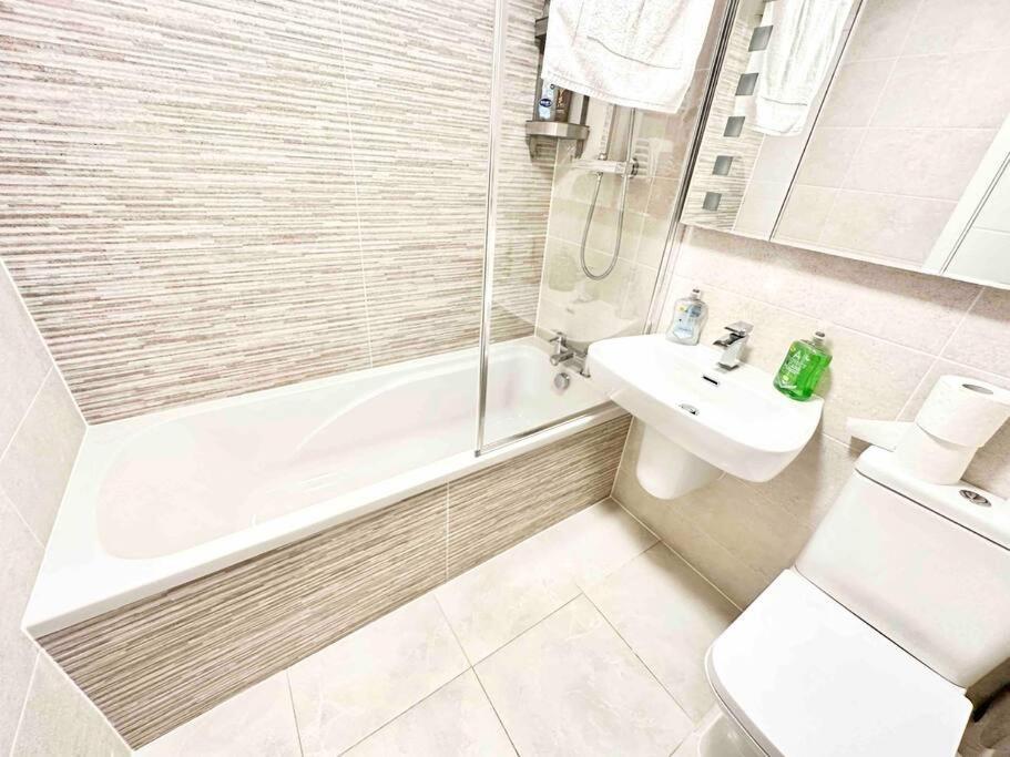 Paradigm House, Stunning 2-Bedroom Apartment 1, Free Parking, 옥스퍼드 외부 사진